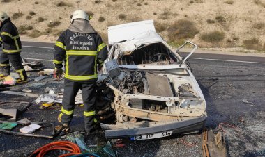 Nizip'te otomobil kamyona çarptı: 1 ölü, 2 yaralı