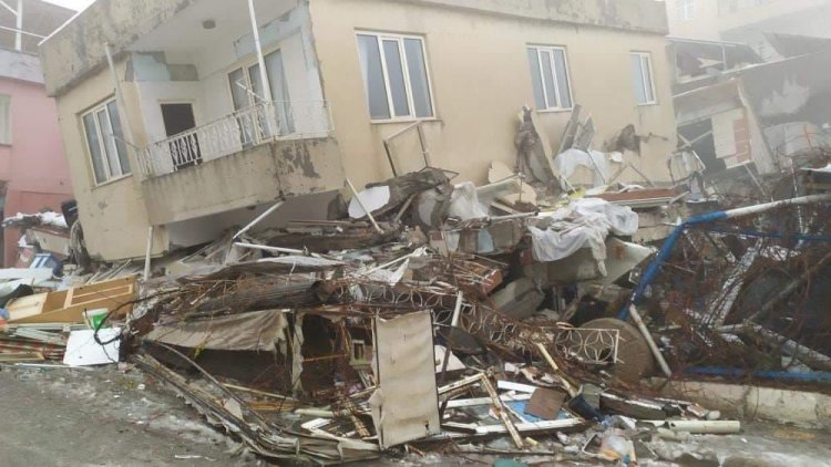 Sadece 5 saniyede çöken binada depremin kalanını enkaz altında yaşadılar