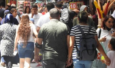 Deprem bölgesindeki esnaf kepenk açmaya başladı