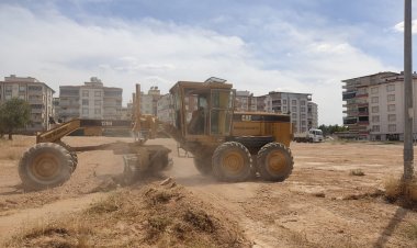 Nizip Belediyesi yabani ot temizliği devam ediyor