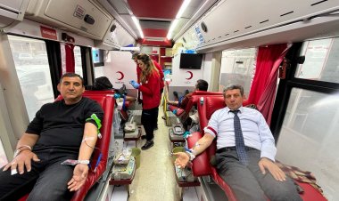 Nizip Kızılay’dan “1 Kan 3 Can” Kampanyası: Fıstık Hali'nde Kan Bağışına Büyük Destek