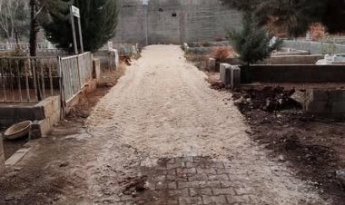 Nizip Asri Mezarlık’ta Ulaşım Sorunu Çözülüyor: Ham Yollara Zemin Düzenlemesi ve Mıcır Serimi Devam Ediyor