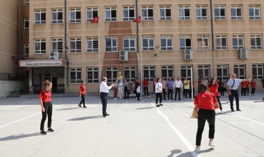 Başkan Sarı öğrencilerle voleybol oyandı