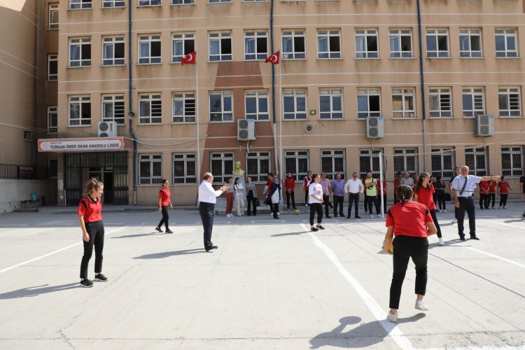 Başkan Sarı öğrencilerle voleybol oyandı