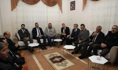 Gül ve protokol üyelerinden şehit ailesine ziyaret 