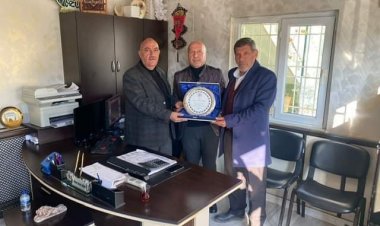Aslan ve Kök'ten Hayırsever İşadamı  Yakar'a Plaket