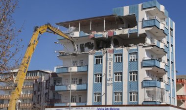 Nizip’te acil yıkım kararı alınan binada kontrollü yıkım başladı