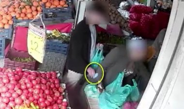 Manavda ürünlerini tartan vatandaşın cep telefonunu çaldı