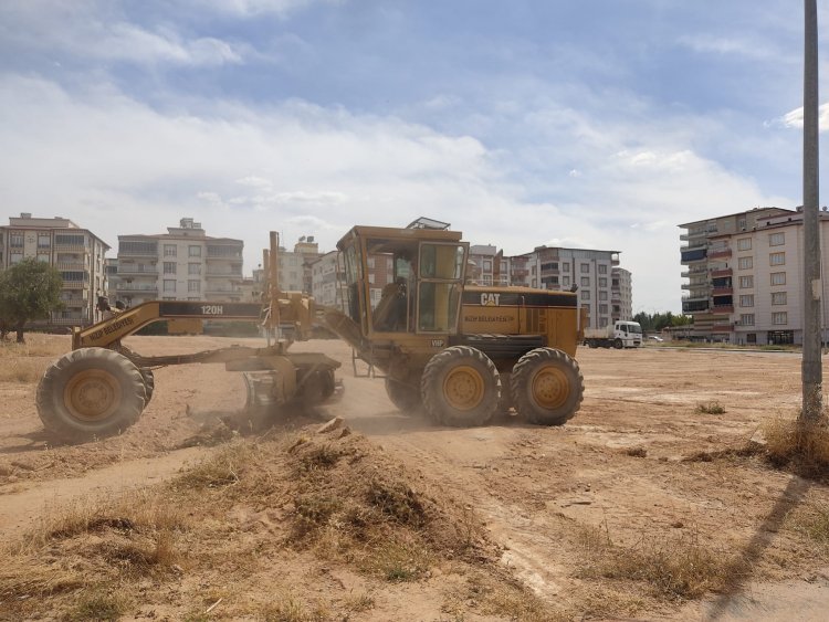 Nizip Belediyesi yabani ot temizliği devam ediyor