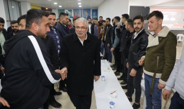 AK Parti Seçim Bürosu dolup taşıyor