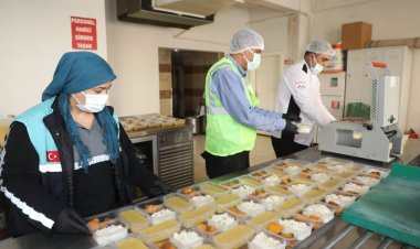 Nizip Belediyesi'nden Ramazan ayında gönüllere dokunan iyilik sofrası