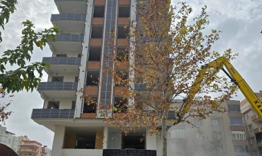 Sultan Abdulhamit Mahallesi’nde 7 Katlı Bina Kontrollü Şekilde Yıkıldı