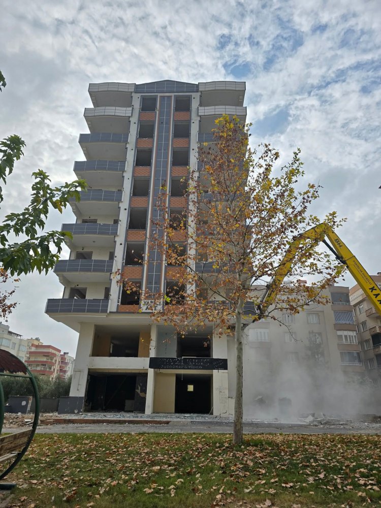 Sultan Abdulhamit Mahallesi’nde 7 Katlı Bina Kontrollü Şekilde Yıkıldı