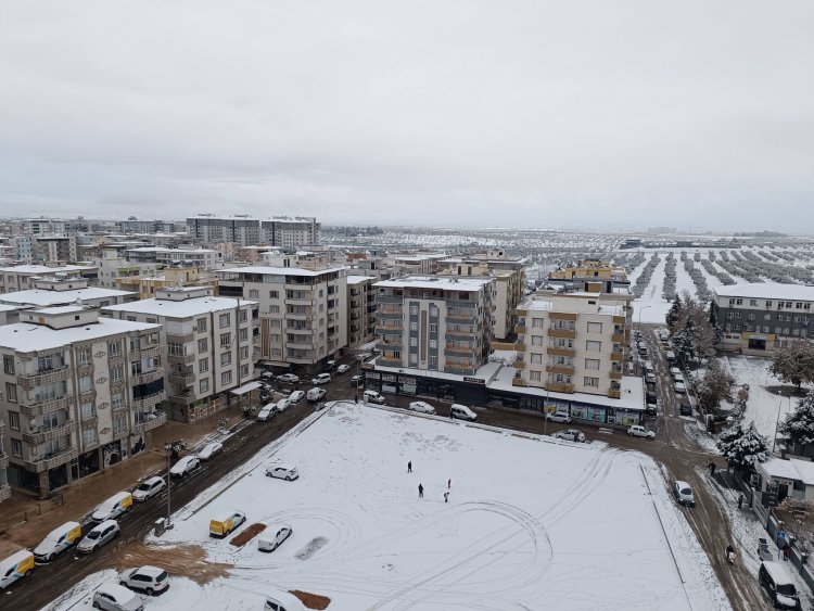 Nizip İlçesi Beyaza Büründü, Kar Yağışı Vatandaşları Sevindirdi