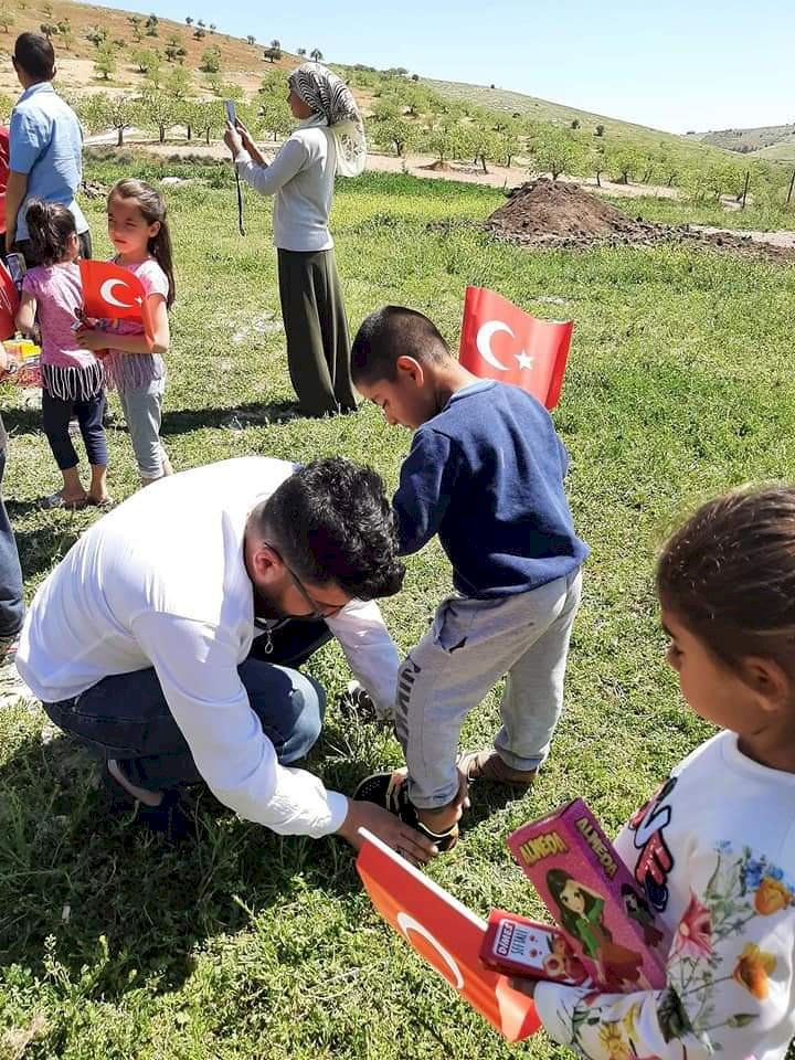 Yardımsever gönüllüler Nizip'te köy çocuklarını 23 Nisan'da da unutmadı