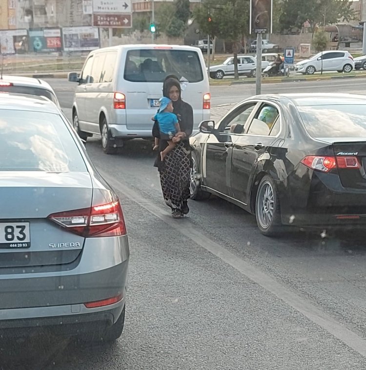 Nizip’te dilenciler trafikte tehlike saçıyor